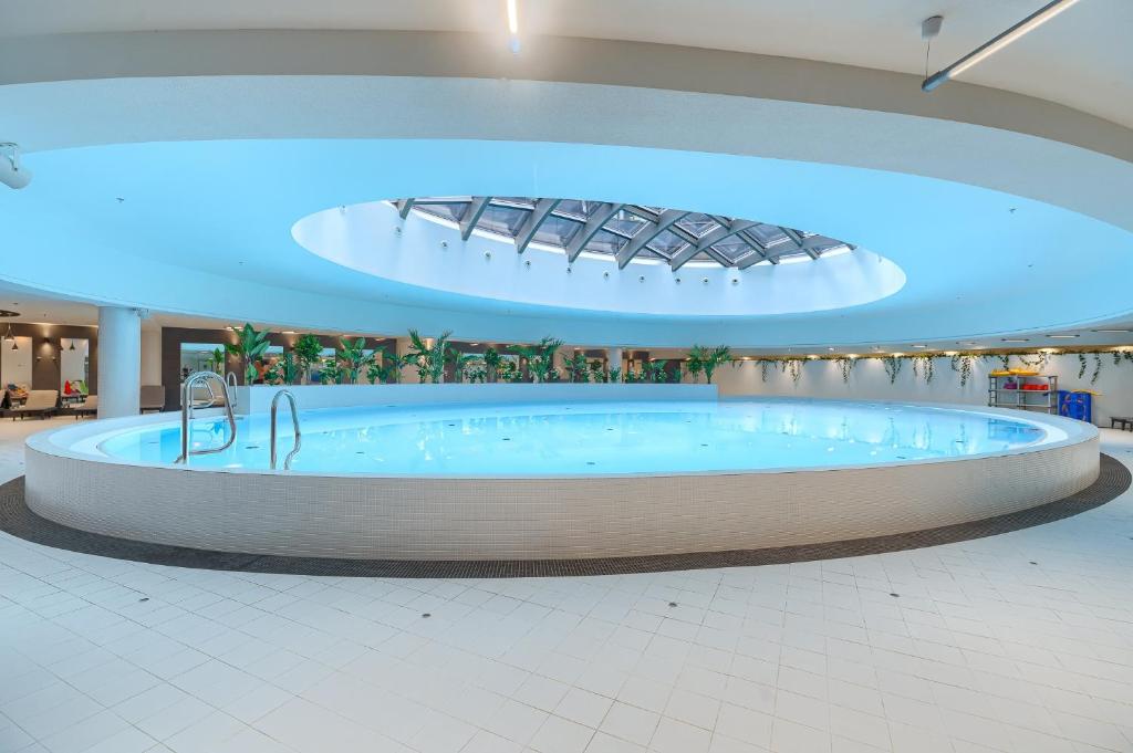 Jacuzzi z mood lighting i kopulowym suffitem