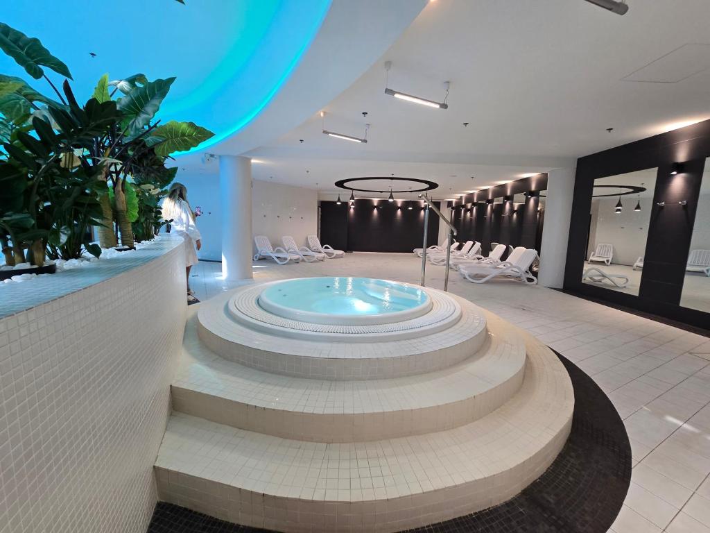 Duze okragle jacuzzi w strefie wellness Hanza Tower