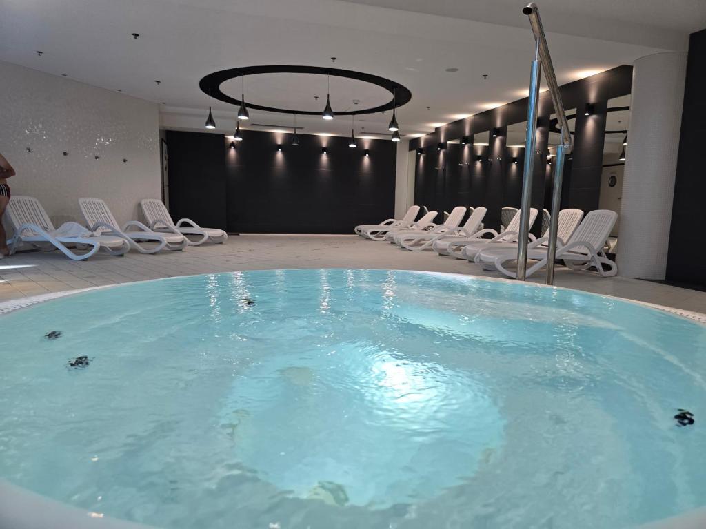Basen kryty w Hanza Tower - lezaki i mood lighting