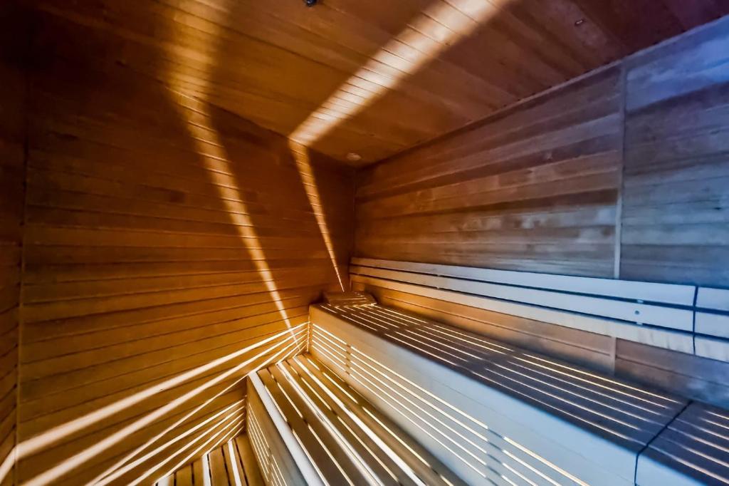 Sauna finska w Hanza Tower - drewniana z naturalnym swiatlem