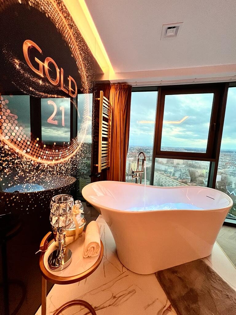 Wolnostojaca wanna z sygnatura GOLD 21 na scianie