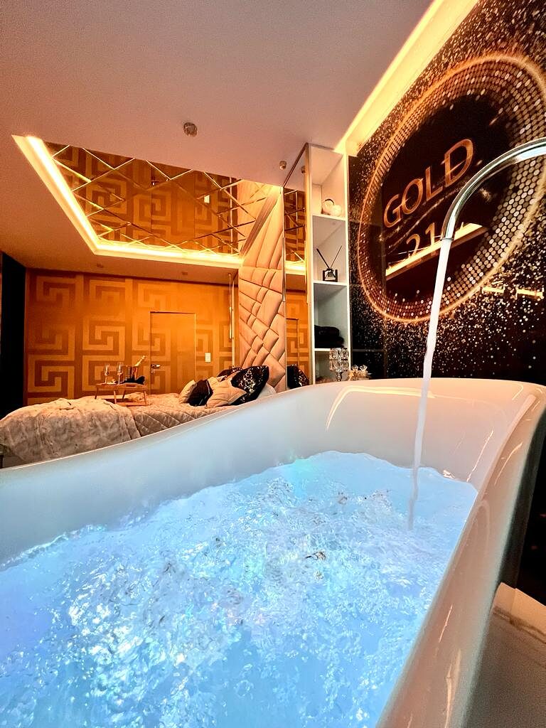 Wanna z hydromasazem w sypialni Gold 21 z sygnatura GOLD 21 na scianie