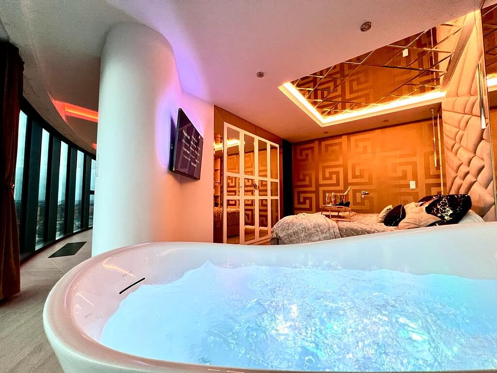 Wanna z hydromasazem w sypialni z panorama Szczecina