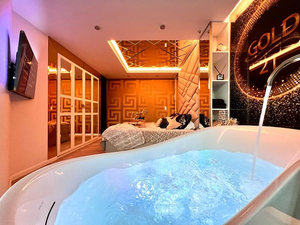 Wanna z hydromasazem w sypialni Gold 21 - kadr szeroki