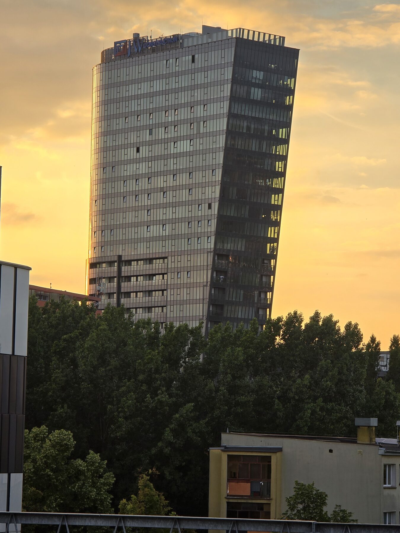 Hanza Tower o zmierzchu - sylwetka wiezowca widziana z zewnatrz