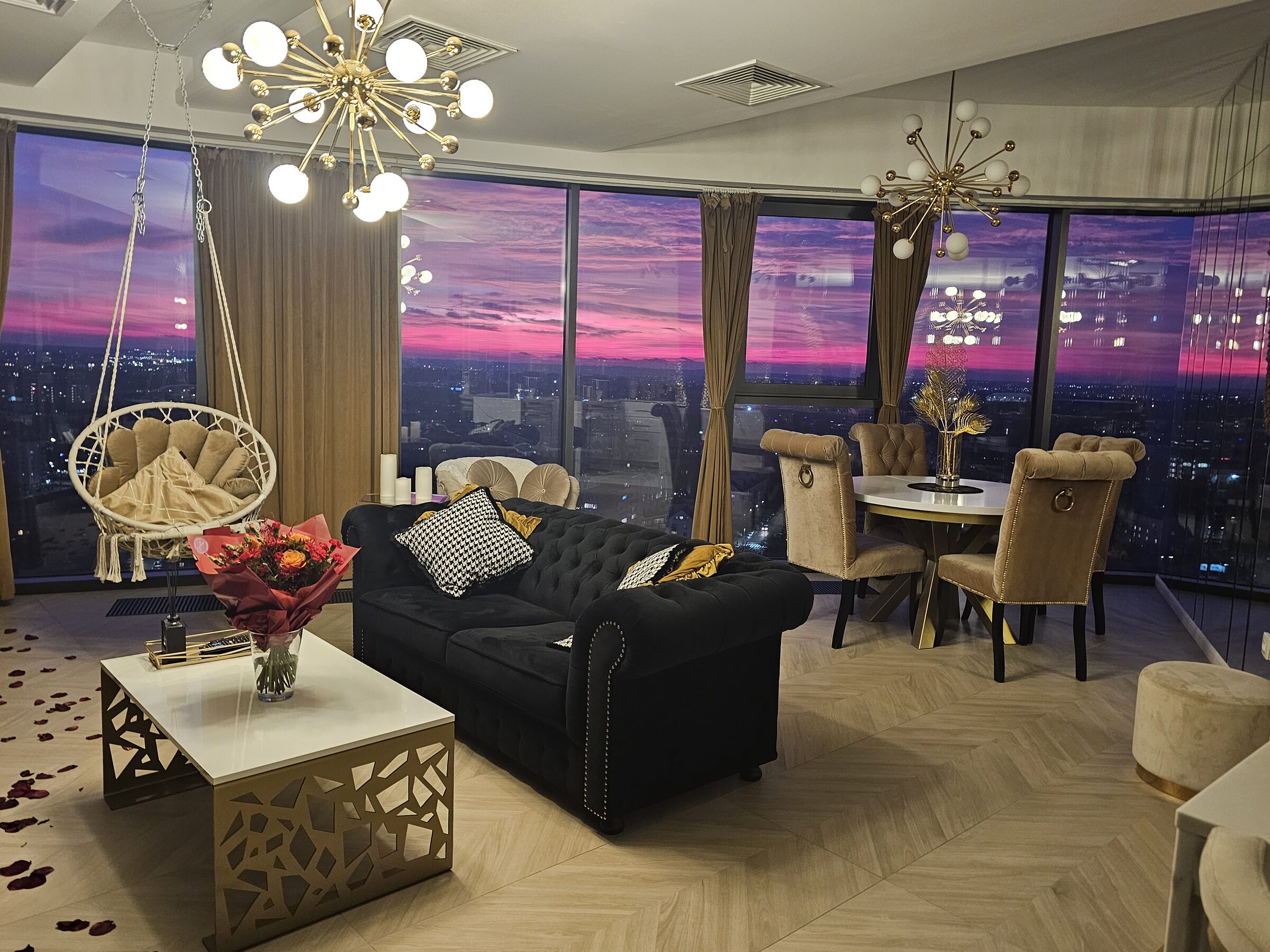 Salon Gold 21 z zyrandolem o zachodzie slonca