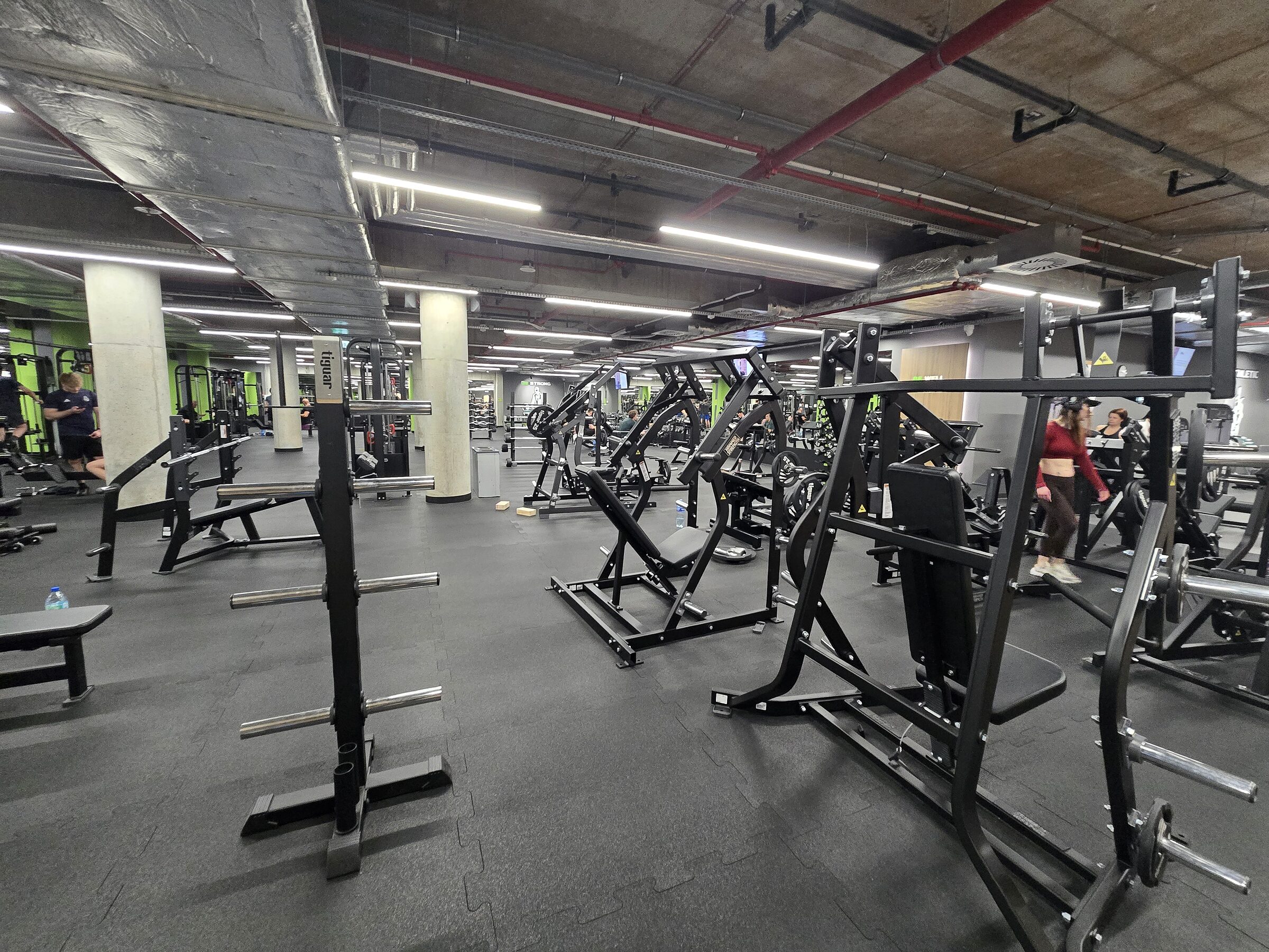 Nowoczesna silownia w Hanza Tower  strefa cardio i wolnych ciezarów