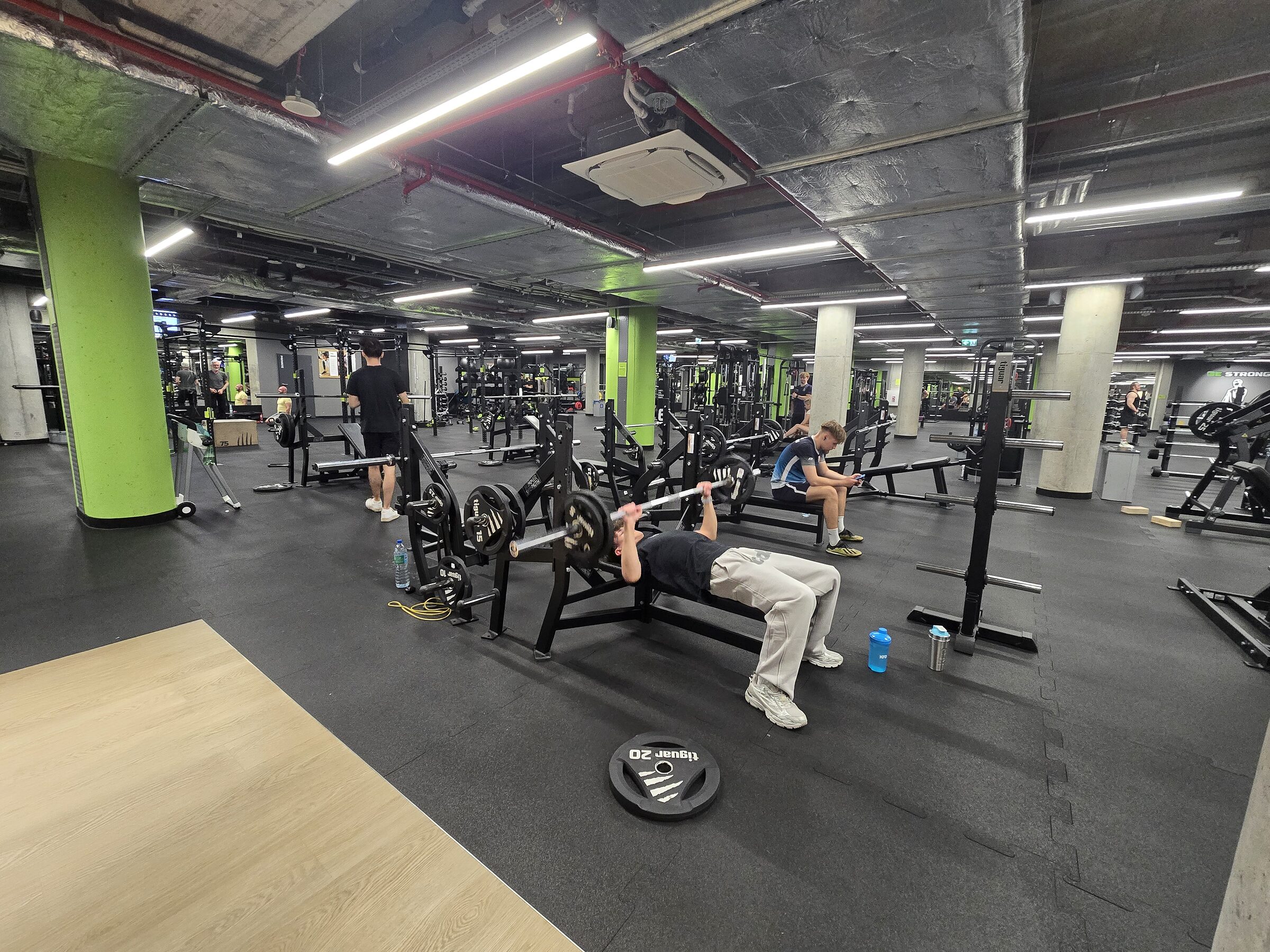 Strefa cardio i wolnych ciezarów
