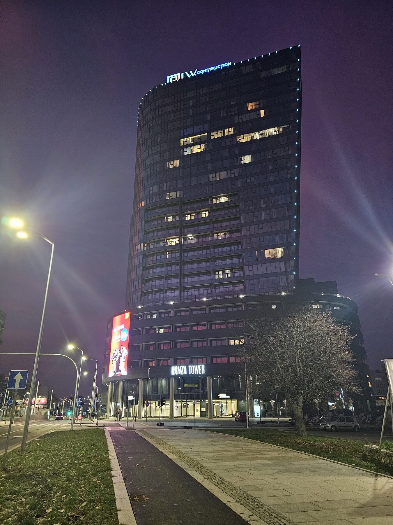 Hanza Tower podswietlona neonem noca - widok z zewnatrz