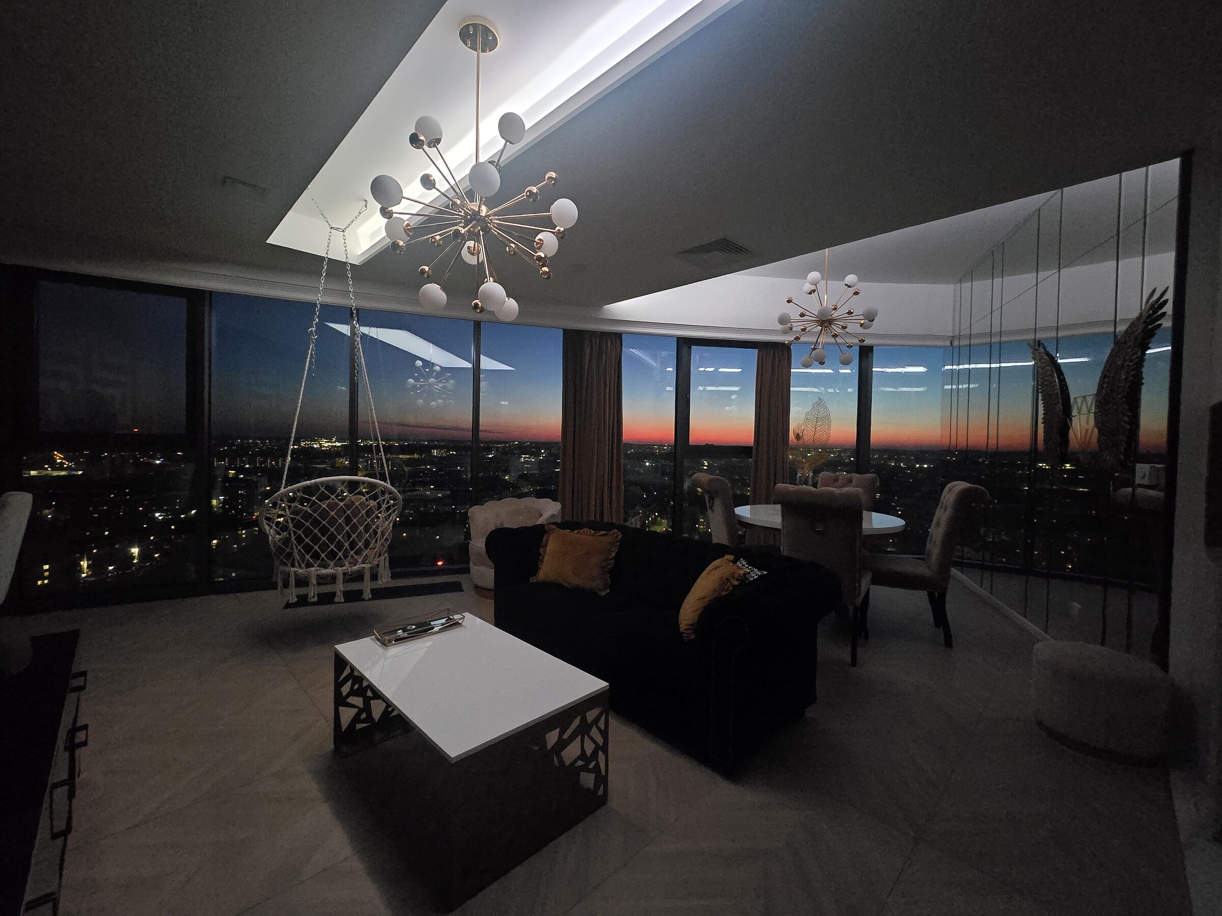 Apartament w cieplym swietle zachodu slonca