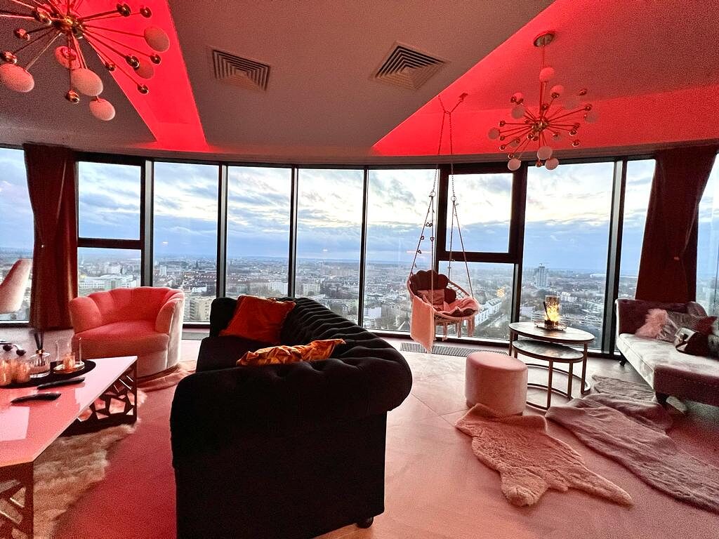 Wieczorny widok z sypialni apartamentu na Szczecin